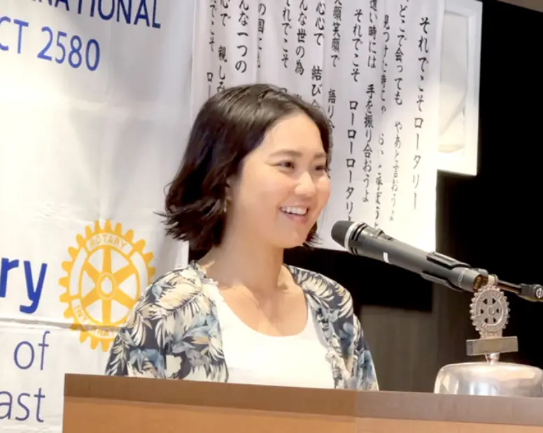 例会で卓話を行う様子