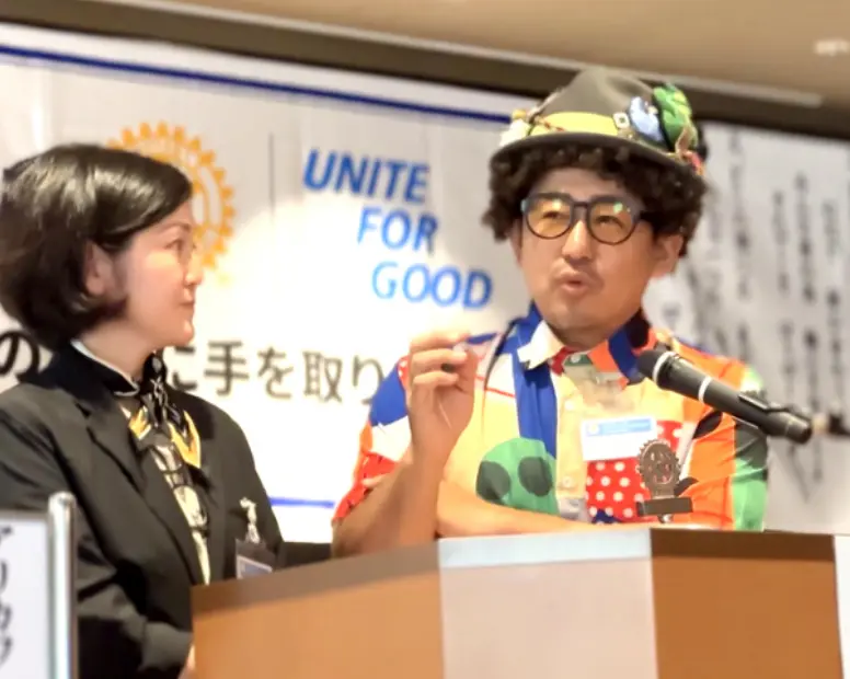 例会で卓話を行う様子